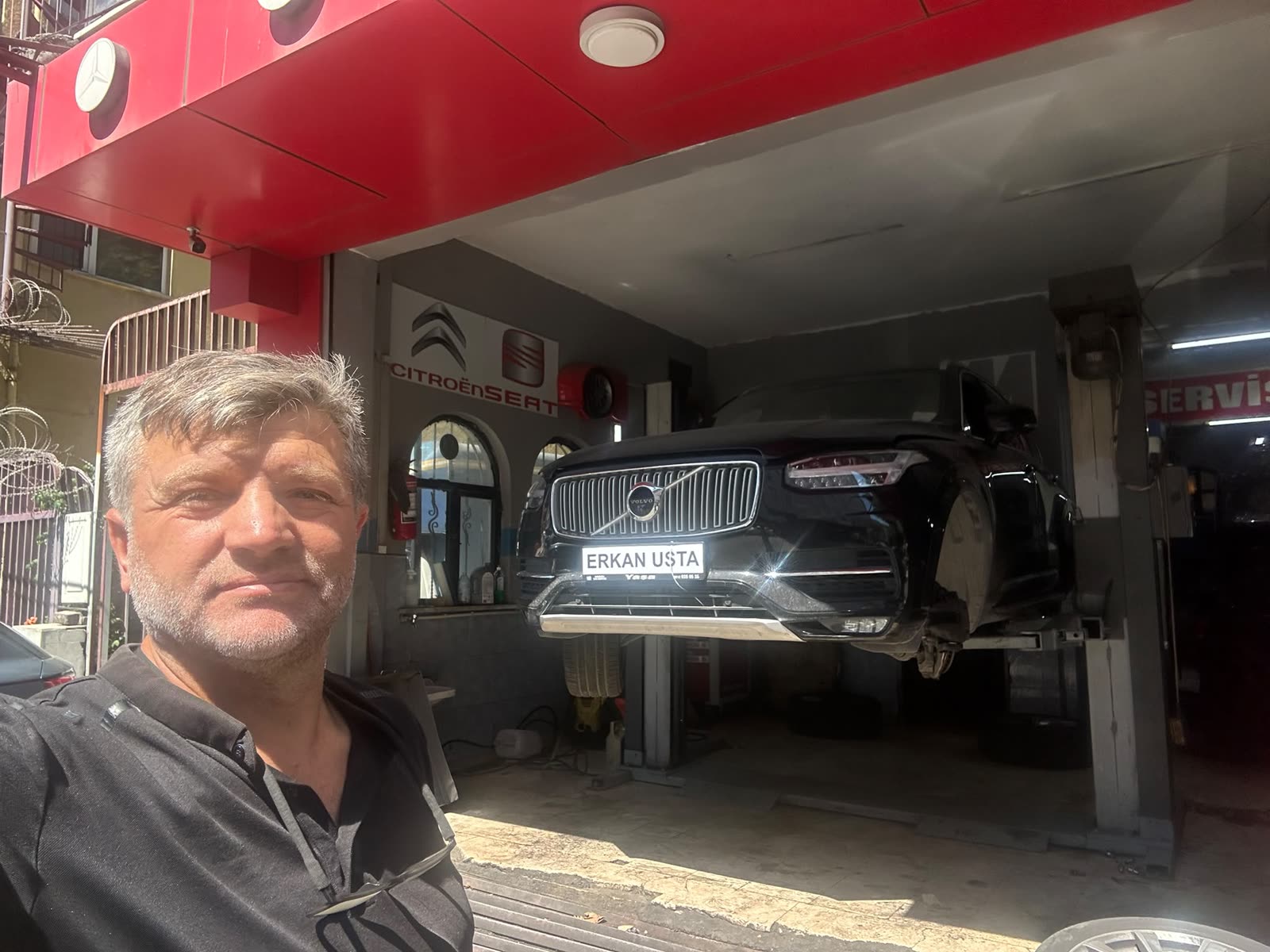 Erkan Çelebioğlu servis girişinde